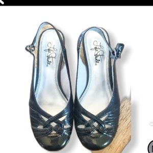 LIFE STRIDE SLINGBACK SHOES. Size 6W.  NEW